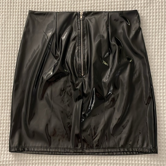 *NEVER BEEN WORN* Fashionova black latex mini skirt size SM - Picture 2 of 4